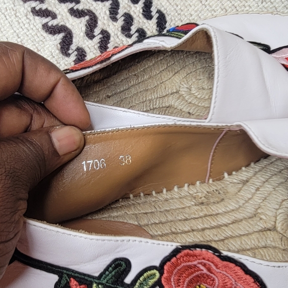 I am selling my pre-owned authentic Gucci shoe in a very good condition - Picture 2 of 7